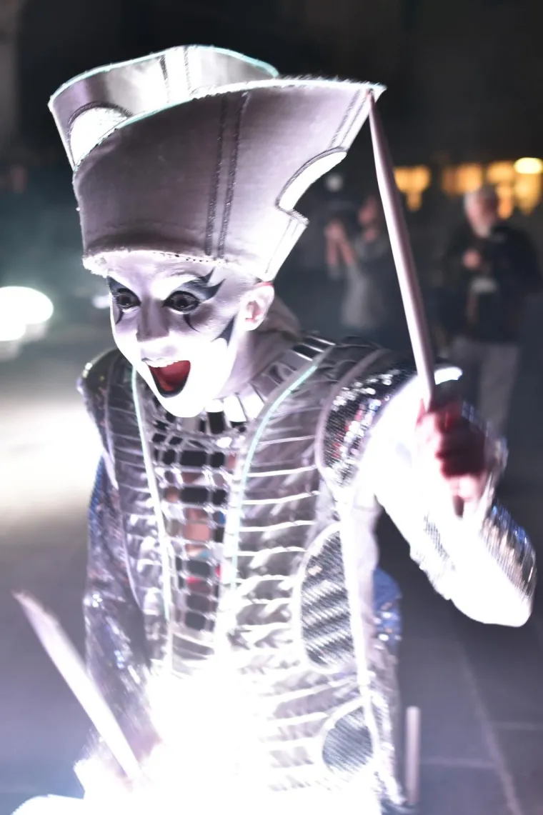 21.09.2017., Pula - Najveći festival svjetla u Hrvatskoj - Visualia festival, po peti puta se održava na 11 festivalskih lokacija u starogradskoj jezgri Pule. Svjetlosni spektakl svečano se otvorio na Forumu programom pod nazivom Lightour i premijera Video Mappinga LUNAR; umjetnici iznenađenja. Nastup bubnjara Spark! Led Drummers.