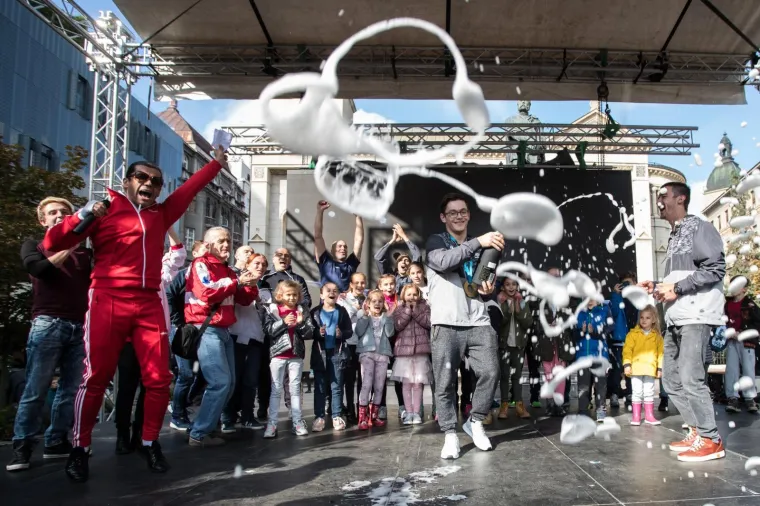 10.10.2017., Zagreb - Svečani doček svjetskog prvaka na preči hrvatskog gimnastičkog reprezentativca Tina Srbića i njegovog trenera Lucijana Krcea na Trgu Petra Preradovića. U Tinovu čast na pozornici je zapjevao Mladen Bodalec iz Prljavog kazali&scaron;ta.