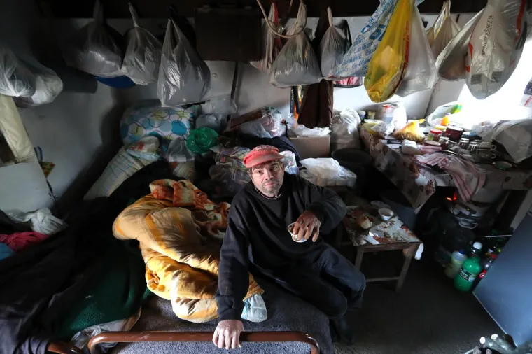 28.10.2017., Glina -
Mico Jelić (63) iz Bijele vode kraj Gline, živi u ru&scaron;evnoj drvenoj kući. Prima socijalnu pomoc, a dane krati sakupljajući drva i &scaron;umske maline. Uskoro odlazi na put u Srbiju gdje mu se preselila sestra kod koje će provesti zimu, te se na proljeće vraća u Bijele vode gdje planira uz pomoć gradonaćelnice obnavljati staru kuću za koju je već pribavio dio građevinskog materijala.