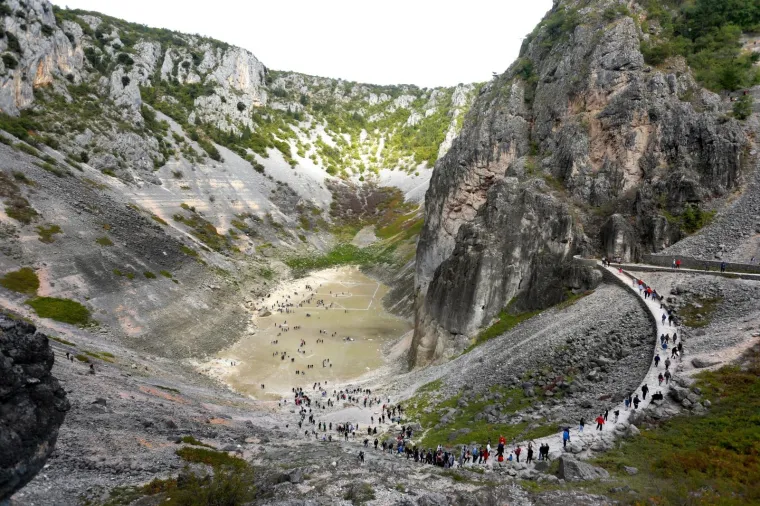 08.10.2017., Split - Imotski, Modro jezero, utakmica na dnu presu&scaron;enog Modrog jezera između Vukodlaka i Vilenjaka.