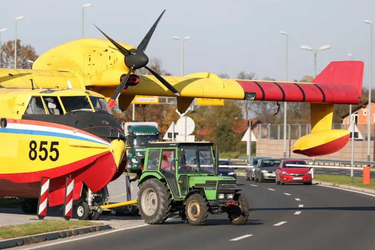 20.10.2017., Velika Gorica - Transport protupožarnog zrakoplova Canadair CL-415 preko Velikogoricke obilaznice prema Zrakoplovno tehničkom centru.