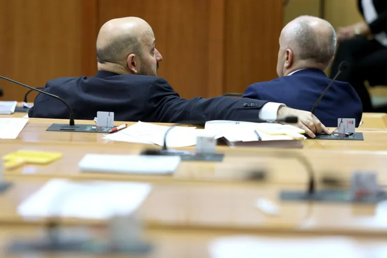 06.12.2017., Zagreb - Sabor je 6. sjednicu nastavio dopunom dnevnog reda i raspravom o Prijedlogu zakona o dopuni Zakona o prikupljanju, obradi, povezivanju, kori&scaron;tenju i razmjeni podataka o primicima i javnim davanjima po osiguranicima. Izgledalo je kao da saborski zastupnik Gordan Maras (SDP) pokusava glasovati umjesto nekoga od zastupnika koji su bili izvan dvorane.
Ali nije tako. Maras je sjeo na tudje mjesto, a glasovao je na svom. Za Marasa, ocito, nema prepreka...