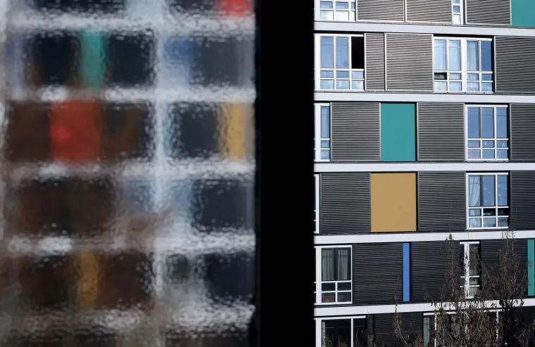 06.12.2017., Zagreb - Obnovljeni Vitićev neboder u Laginjinoj ulici pažnju plijeni &scaron;arenim pročeljem, žutim, plavim, zelenim i crvenim plohama te pomičnim drvenim griljama koje "ozivljavaju" zdanje. 
Neboder je projektirao &scaron;ibenski arhitekt Ivan Vitic, a gradio se od 1958. do 1962.