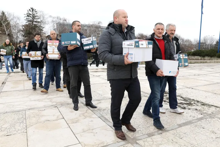 Predstavnici taksista predali su danas u Ministarstvu mora, prometa i veza kutije s primjedbama i prijedlozima na nacrt Zakona o prijevozu u cestovnom prometu