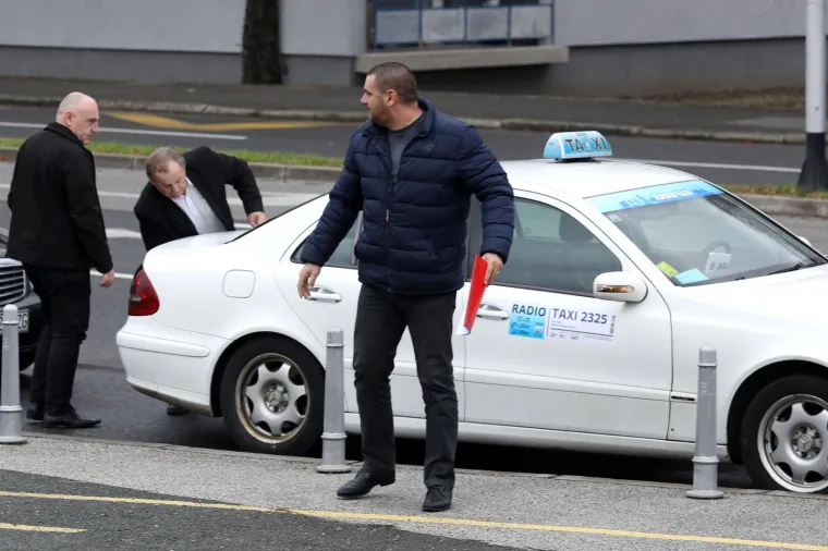 TAKSISTI ODNIJELI PRIMJEDBE U MINISTARSTVO PROMETA: Tvrde da Vlada radi na štetu građana