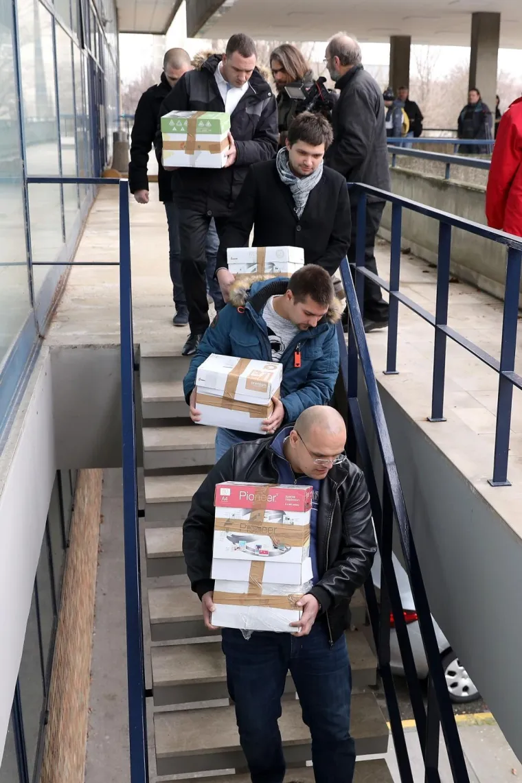 TAKSISTI ODNIJELI PRIMJEDBE U MINISTARSTVO PROMETA: Tvrde da Vlada radi na &scaron;tetu građana