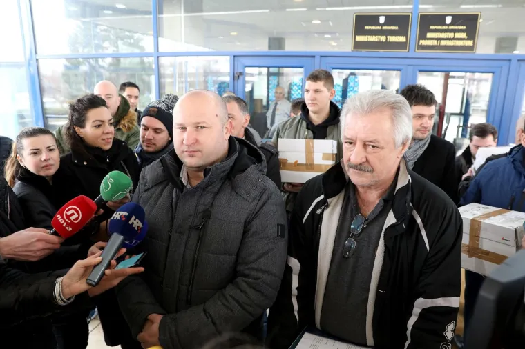 TAKSISTI ODNIJELI PRIMJEDBE U MINISTARSTVO PROMETA: Tvrde da Vlada radi na &scaron;tetu građana