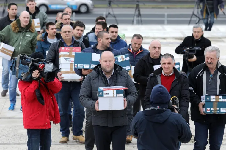 TAKSISTI ODNIJELI PRIMJEDBE U MINISTARSTVO PROMETA: Tvrde da Vlada radi na &scaron;tetu građana