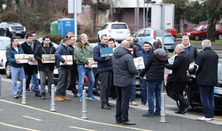 TAKSISTI ODNIJELI PRIMJEDBE U MINISTARSTVO PROMETA: Tvrde da Vlada radi na &scaron;tetu građana