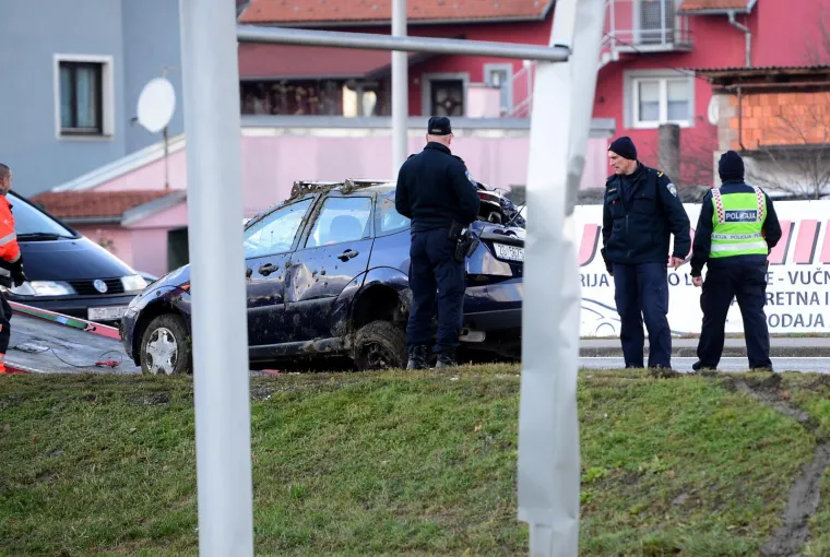 Prometna nesreća kod pružnog prijelaza Trnava na Branimirovoj ulici, auto sletio s ceste i udario u reklamni pano.