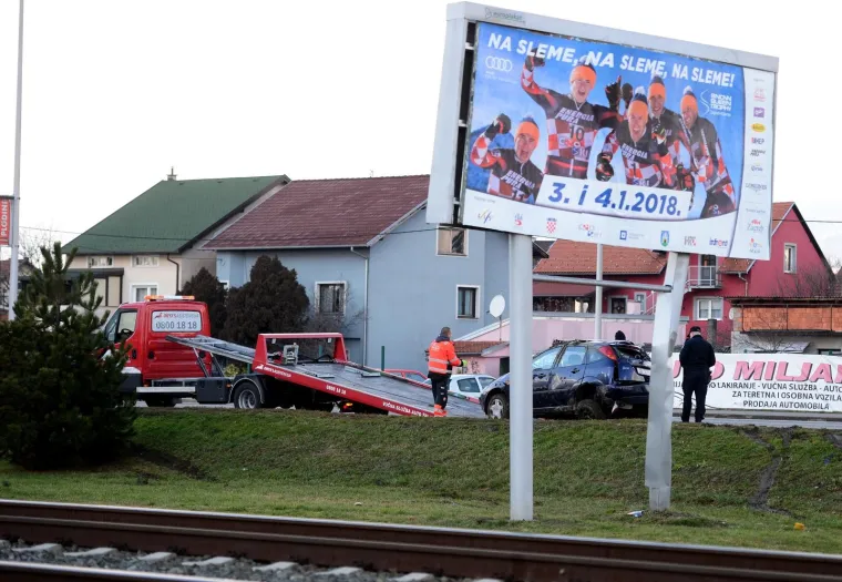 Prometna nesreća kod pružnog prijelaza Trnava na Branimirovoj ulici, auto sletio s ceste i udario u reklamni pano.