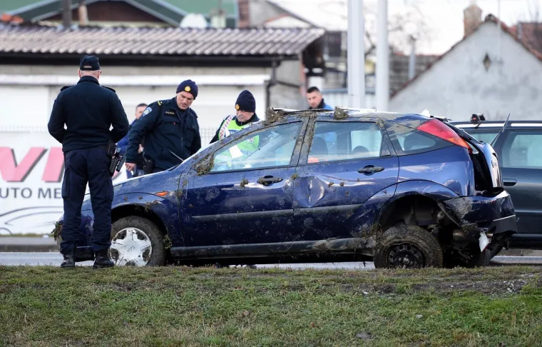 Prometna nesreća kod pružnog prijelaza Trnava na Branimirovoj ulici, auto sletio s ceste i udario u reklamni pano.