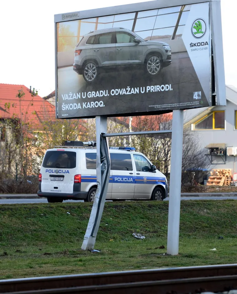 Prometna nesreća kod pružnog prijelaza Trnava na Branimirovoj ulici, auto sletio s ceste i udario u reklamni pano.