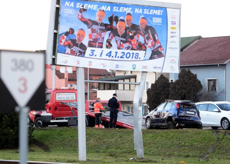 Prometna nesreća kod pružnog prijelaza Trnava na Branimirovoj ulici, auto sletio s ceste i udario u reklamni pano.