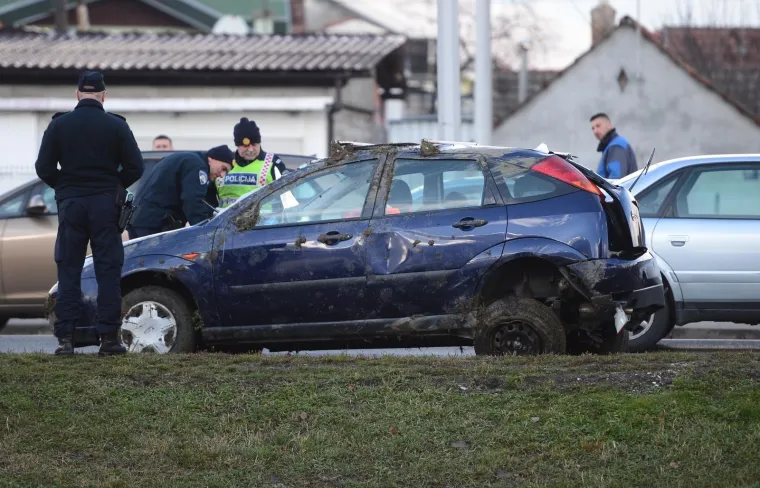 AUTO SLETIO S CESTE I UDARIO U REKLAMNI PANO: Vatrogasci su iz automobila izvlačili ženu