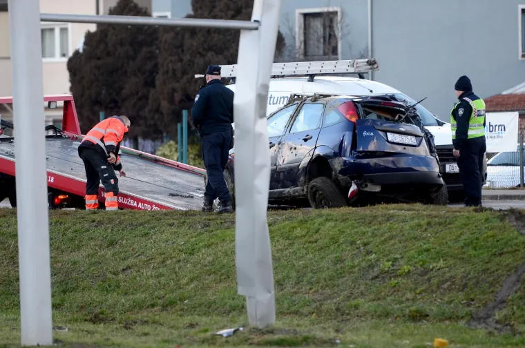 AUTO SLETIO S CESTE I UDARIO U REKLAMNI PANO: Vatrogasci su iz automobila izvlačili ženu