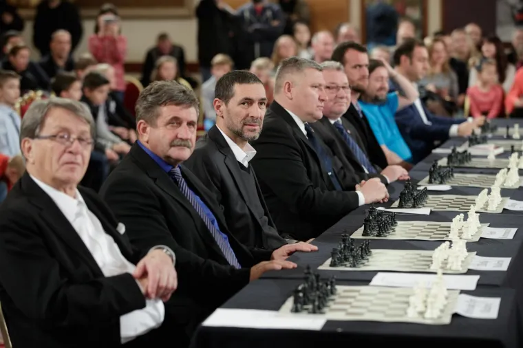 U organizaciji Fonda Garry Kasparov Adriatik i &Scaron;ahovskog kluba e4 u Kristalnoj dvorani hotela Westin, održana je tradicionalna božićna simultanka Garryja Kasparova s osobama iz javnog i političkog života.