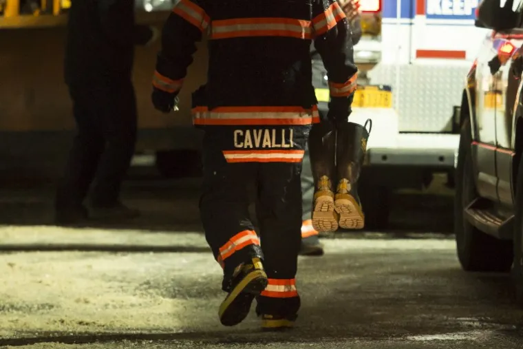 Požar je izbio na prvom katu zgrade i brzo se proširio na gornje katove, rekao je gradski vatrogasni povjerenik Daniel Nigro, dodajući da se uzroci požara još istražuju.