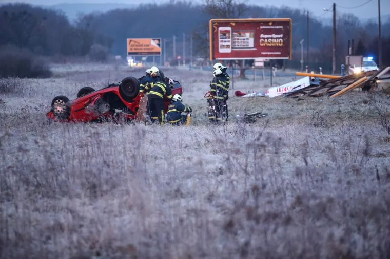 U ulici Donji stupnik bb dogodila se nesreća u kojoj je automobil sletio van kolnika u kojem je smrtno stradala jedna osoba.