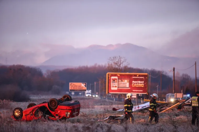 U ulici Donji stupnik bb dogodila se nesreća u kojoj je automobil sletio van kolnika u kojem je smrtno stradala jedna osoba.