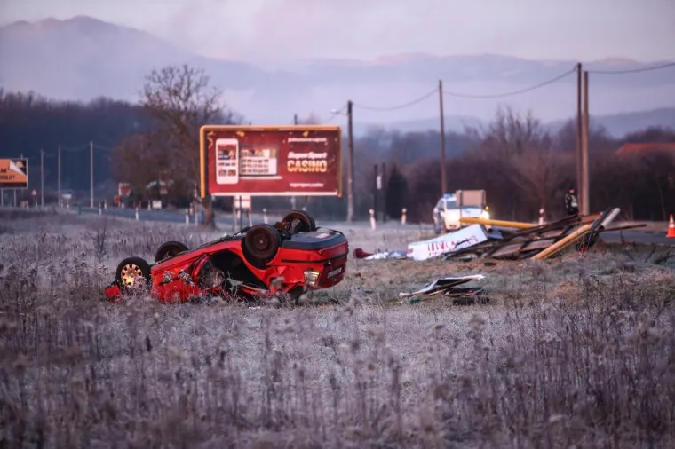 U ulici Donji stupnik bb dogodila se nesreća u kojoj je automobil sletio van kolnika u kojem je smrtno stradala jedna osoba.