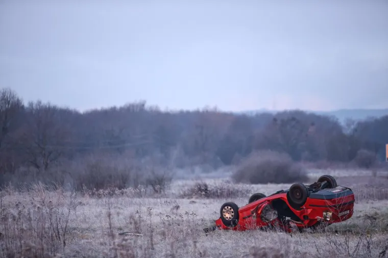 U ulici Donji stupnik bb dogodila se nesreća u kojoj je automobil sletio van kolnika u kojem je smrtno stradala jedna osoba.