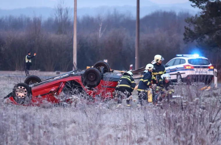 U ulici Donji stupnik bb dogodila se nesreća u kojoj je automobil sletio van kolnika u kojem je smrtno stradala jedna osoba.