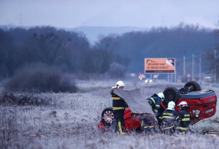 U ulici Donji stupnik bb dogodila se nesreća u kojoj je automobil sletio van kolnika u kojem je smrtno stradala jedna osoba.