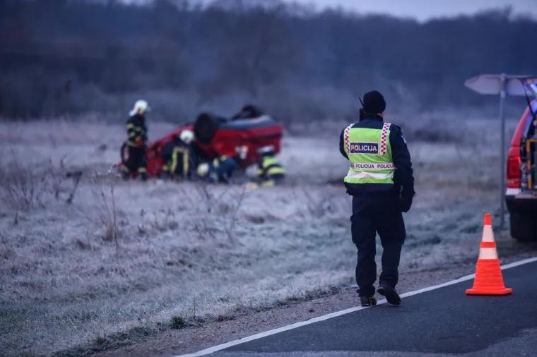 U ulici Donji stupnik bb dogodila se nesreća u kojoj je automobil sletio van kolnika u kojem je smrtno stradala jedna osoba.