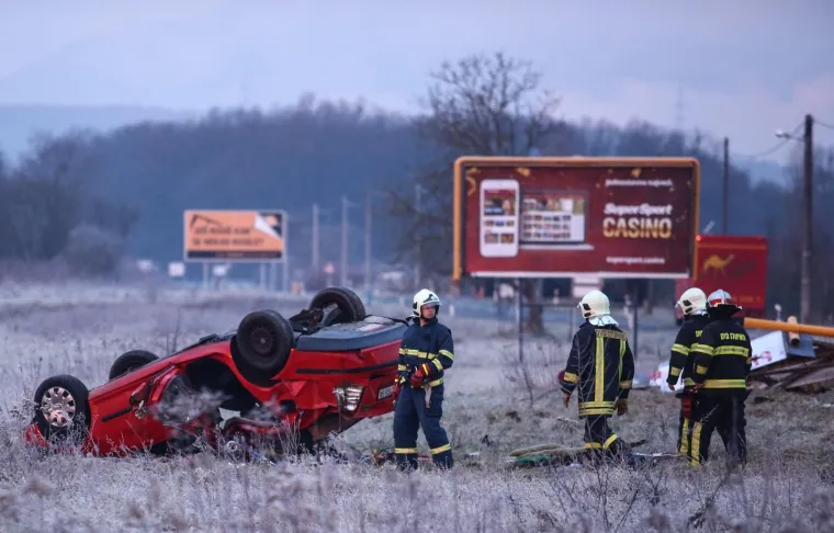 U ulici Donji stupnik bb dogodila se nesreća u kojoj je automobil sletio van kolnika u kojem je smrtno stradala jedna osoba.
