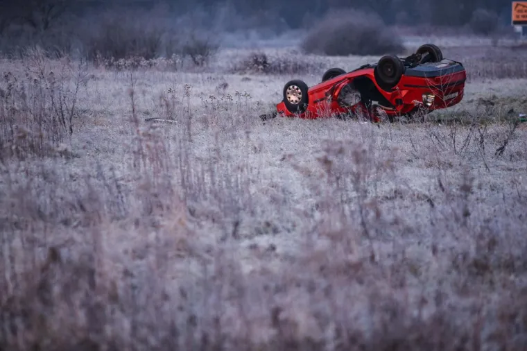 U ulici Donji stupnik bb dogodila se nesreća u kojoj je automobil sletio van kolnika u kojem je smrtno stradala jedna osoba.