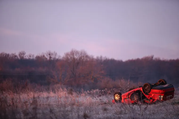 U ulici Donji stupnik bb dogodila se nesreća u kojoj je automobil sletio van kolnika u kojem je smrtno stradala jedna osoba.