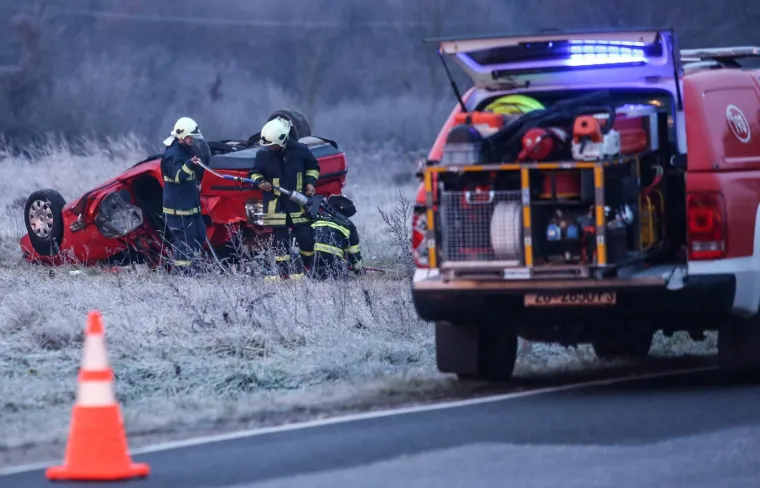 U ulici Donji stupnik bb dogodila se nesreća u kojoj je automobil sletio van kolnika u kojem je smrtno stradala jedna osoba.