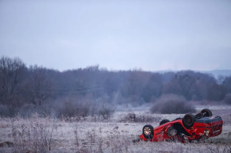 U ulici Donji stupnik bb dogodila se nesreća u kojoj je automobil sletio van kolnika u kojem je smrtno stradala jedna osoba.