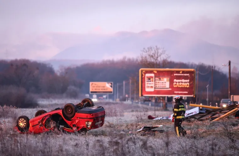 U ulici Donji stupnik bb dogodila se nesreća u kojoj je automobil sletio van kolnika u kojem je smrtno stradala jedna osoba.