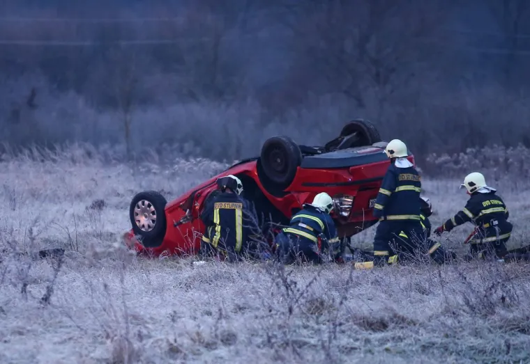 U ulici Donji stupnik bb dogodila se nesreća u kojoj je automobil sletio van kolnika u kojem je smrtno stradala jedna osoba.