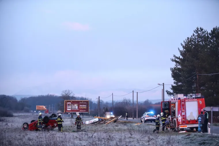 U ulici Donji stupnik bb dogodila se nesreća u kojoj je automobil sletio van kolnika u kojem je smrtno stradala jedna osoba.