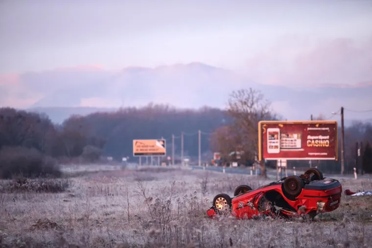 U ulici Donji stupnik bb dogodila se nesreća u kojoj je automobil sletio van kolnika u kojem je smrtno stradala jedna osoba.