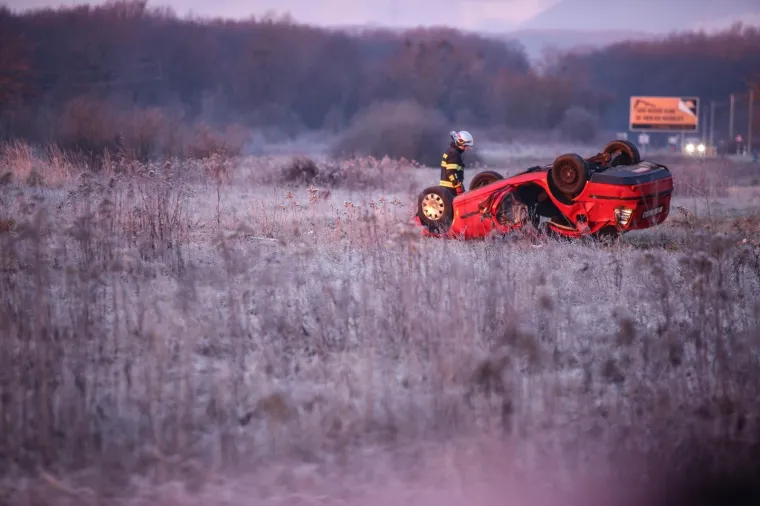 U ulici Donji stupnik bb dogodila se nesreća u kojoj je automobil sletio van kolnika u kojem je smrtno stradala jedna osoba.