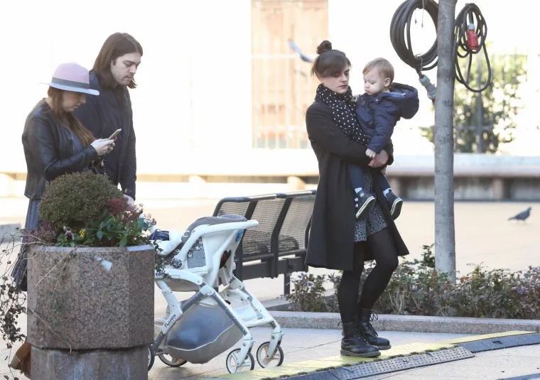 OBITELJSKA IDILA: Ivan Vilibor Sinčić prošetao gradom s obitelji gurajući kolica s malenom kćeri koju je dobio u tajnosti