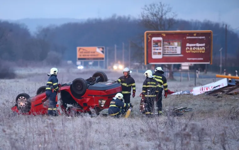 TE&Scaron;KA NESREĆA U DONJEM STUPNIKU: Uslijed izlijetanja automobila s kolnika smrno je stradala jedna osoba