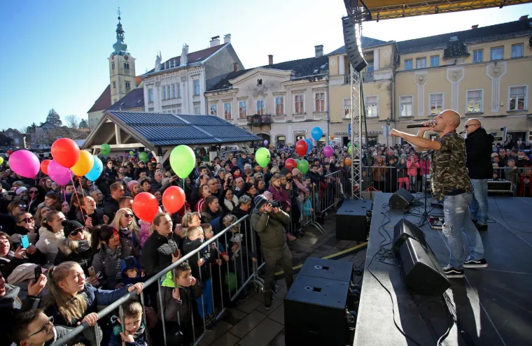 ZADNJI DAN 2017.: Samoborci s proslavom Nove godine počeli u podne, Dubrovčani priredili dječji doček