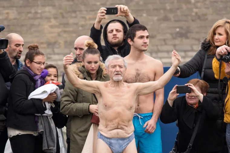 Osijek - Du&scaron;ko Rudež Tuljan po 32. put okupao se u rijeci Dravi i tako svim građanima čestitao Novu 2018. godinu