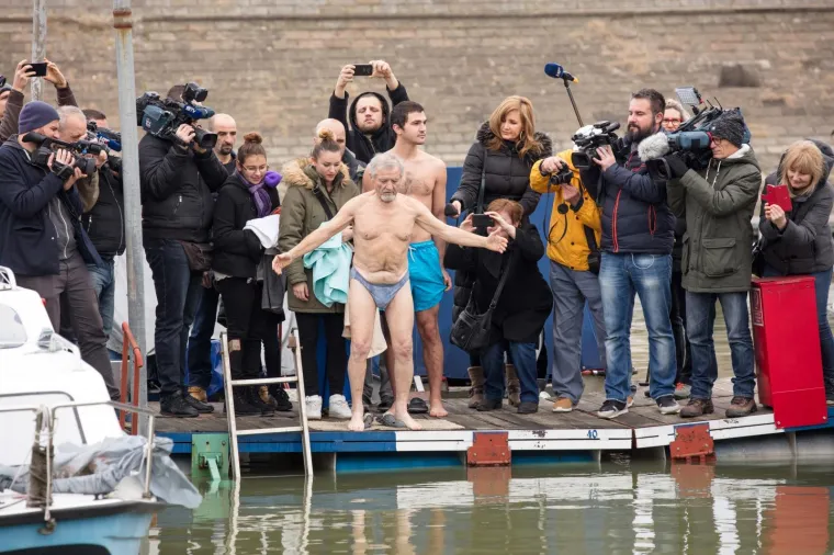 Osijek - Du&scaron;ko Rudež Tuljan po 32. put okupao se u rijeci Dravi i tako svim građanima čestitao Novu 2018. godinu