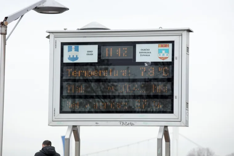 Osijek - Du&scaron;ko Rudež Tuljan po 32. put okupao se u rijeci Dravi i tako svim građanima čestitao Novu 2018. godinu