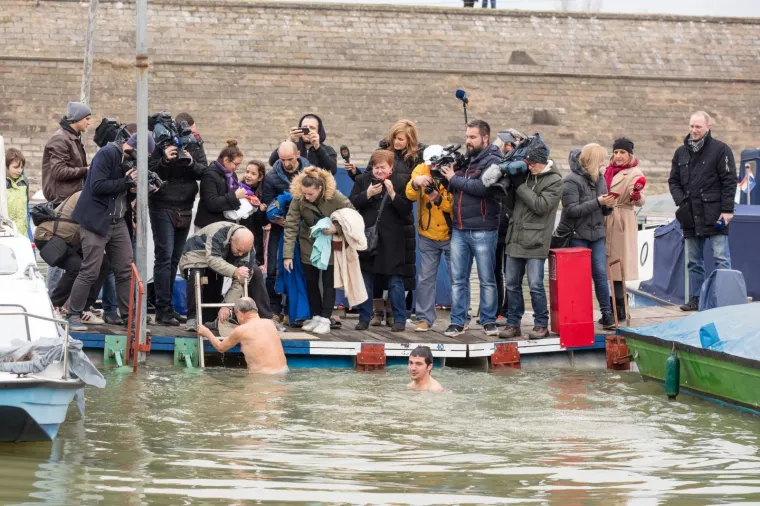 Osijek - Du&scaron;ko Rudež Tuljan po 32. put okupao se u rijeci Dravi i tako svim građanima čestitao Novu 2018. godinu
