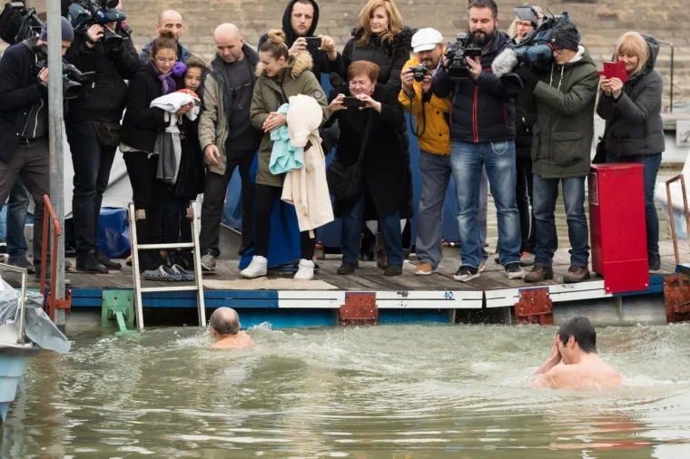 Osijek - Du&scaron;ko Rudež Tuljan po 32. put okupao se u rijeci Dravi i tako svim građanima čestitao Novu 2018. godinu