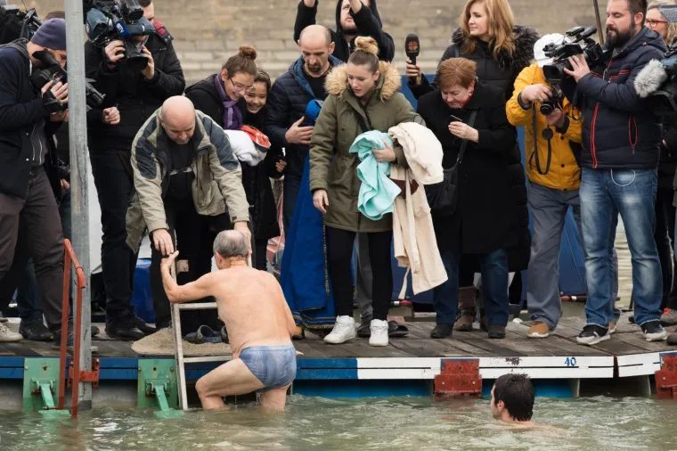 Osijek - Du&scaron;ko Rudež Tuljan po 32. put okupao se u rijeci Dravi i tako svim građanima čestitao Novu 2018. godinu
