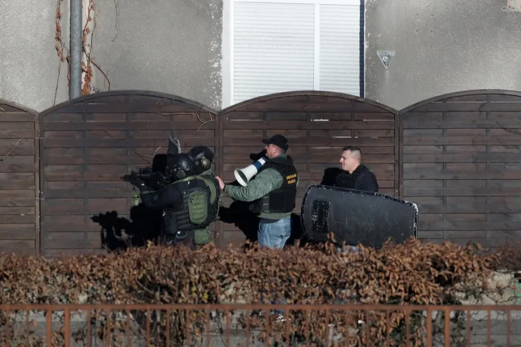 Promet dijelom Ulice kneza Branimira tijekom jutra je potpuno blokiran. Policija je potvrdila da je u tijeku policijsko postupanje zbog prijetnje samoubojstvom. Na terenu je i specijalna policija.