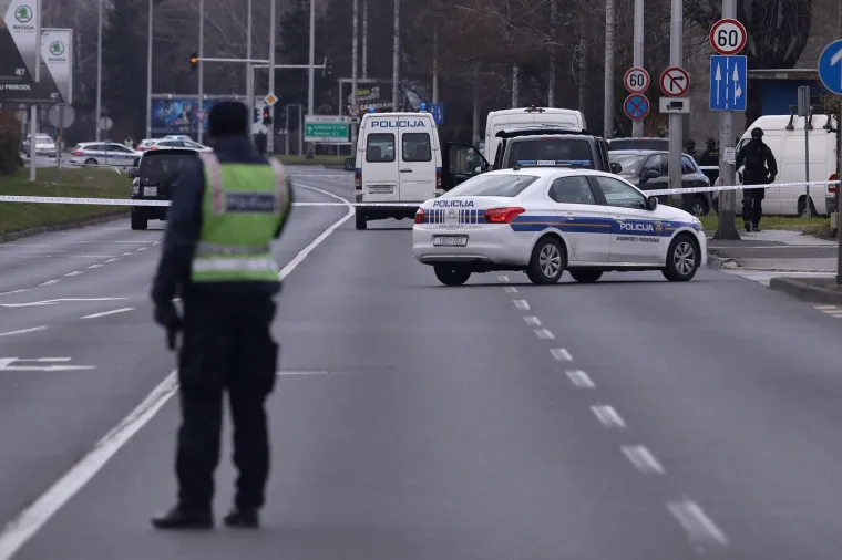 Promet dijelom Ulice kneza Branimira tijekom jutra je potpuno blokiran. Policija je potvrdila da je u tijeku policijsko postupanje zbog prijetnje samoubojstvom. Na terenu je i specijalna policija.